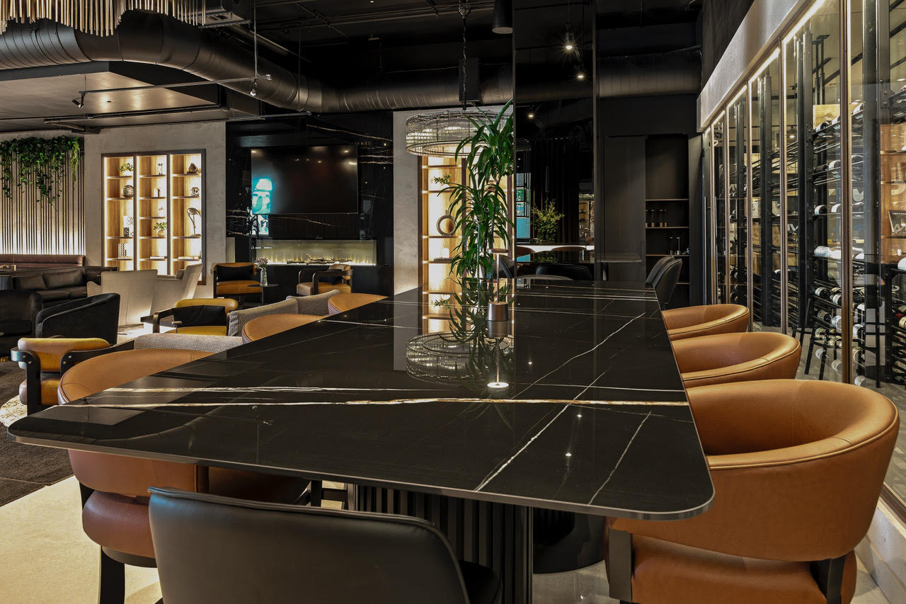 Grande table de la cave à vin du salon MVP